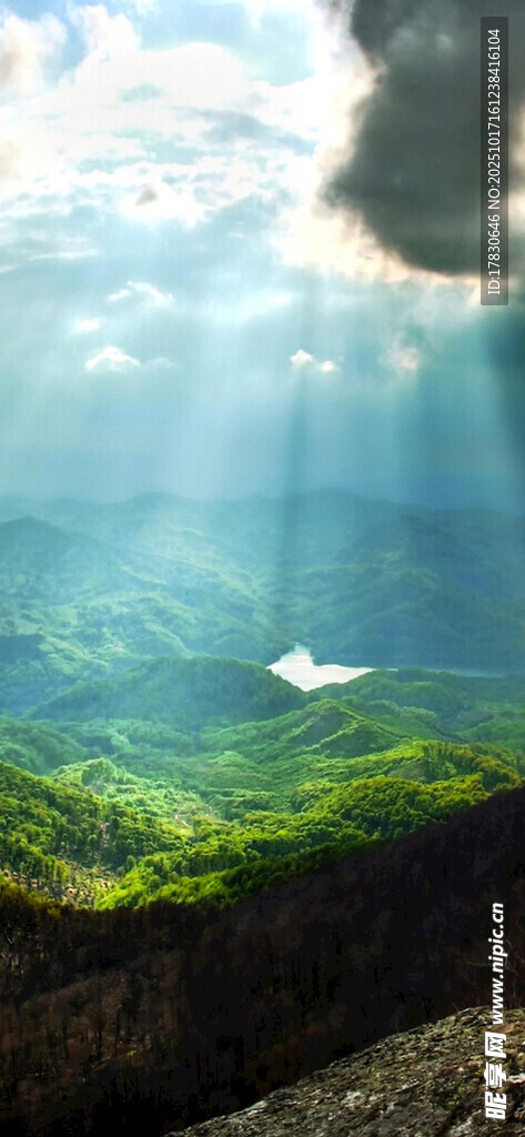 山间云海阳光穿透美景