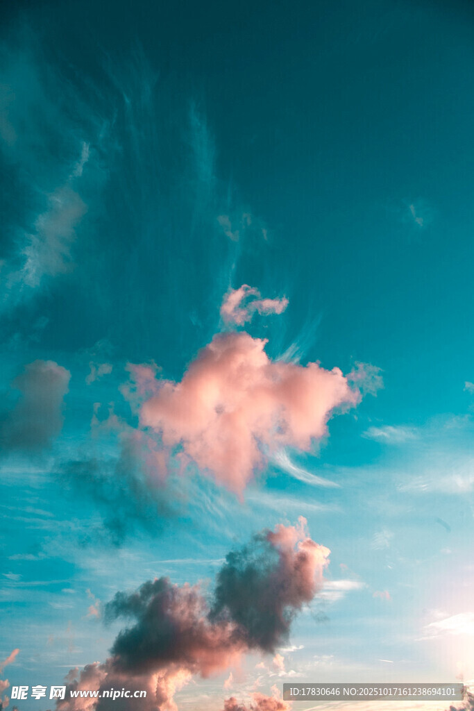 梦幻天空中的绚丽云朵