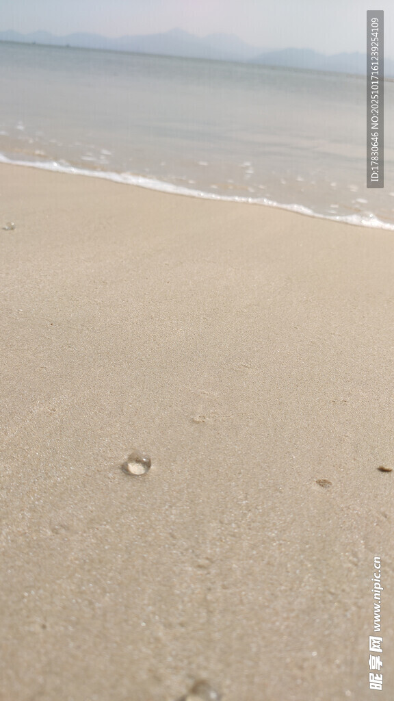 宁静沙滩海浪轻吻沙岸