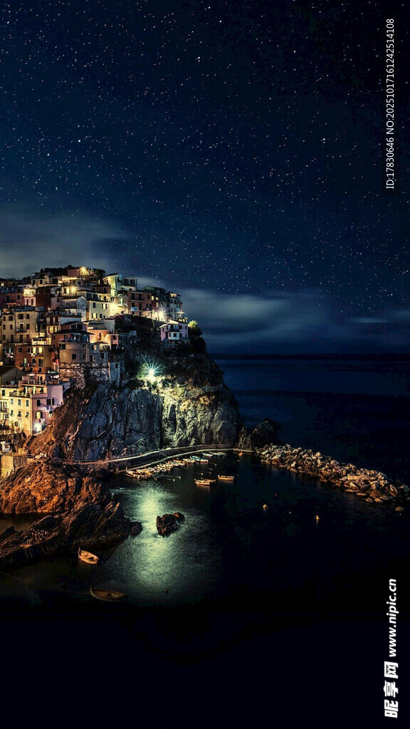 璀璨夜景下的海边城市风光