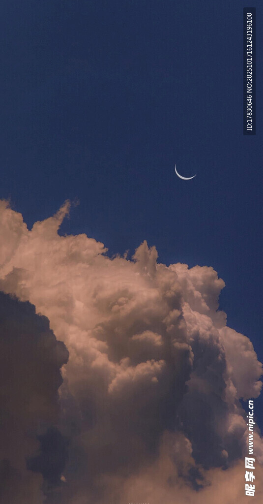 夜空中的云朵与月牙