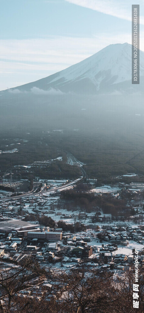 富士山下的城镇风光