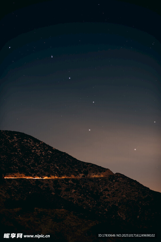 夜幕下的山峦与闪烁繁星
