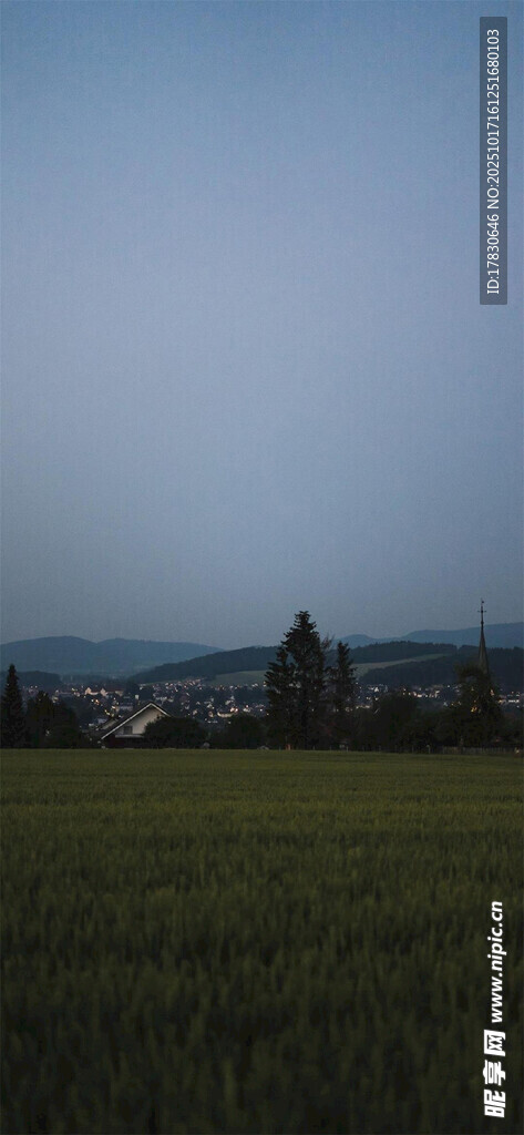 黄昏下的广袤田野