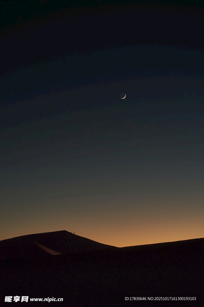 夜幕下的山峦与天际星辰