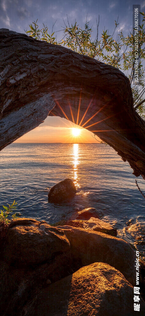 海边日落时的拱形岩石美景