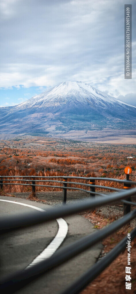 公路边壮美雪山风景