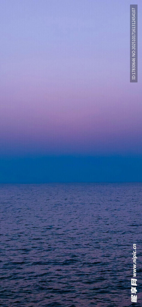 海边暮色中的宁静海面