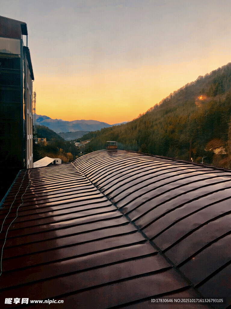夕阳下的木质屋顶美景