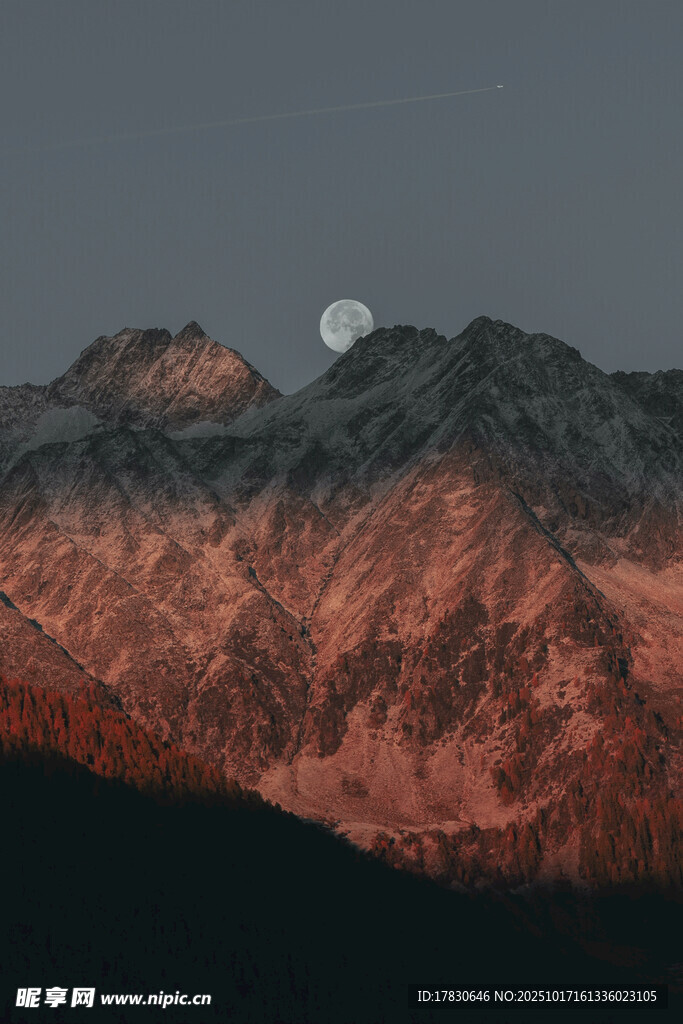 月夜下的壮丽山峦
