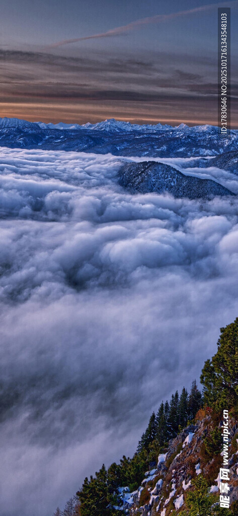 云海之上的壮美山景