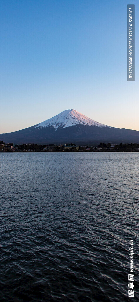 富士山下的宁静湖景