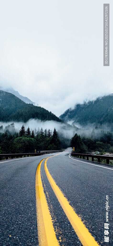 山间双黄线公路风景