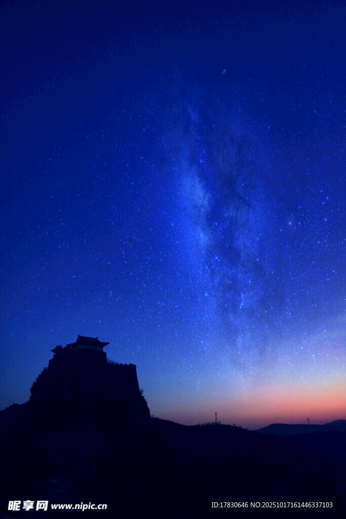夜空下的山峦与璀璨星河