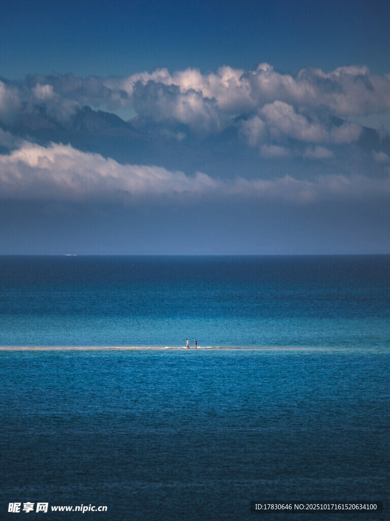 广阔海面与天空的美丽景致