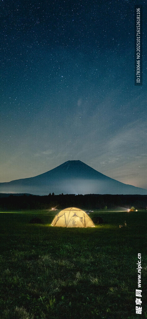 夜幕下的帐篷与远方山峦