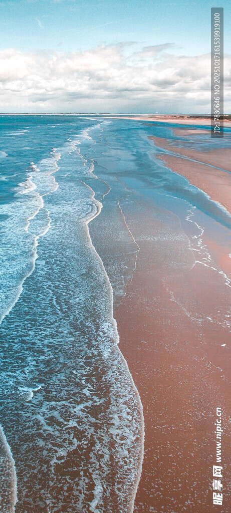 美丽海滩上的海浪景观