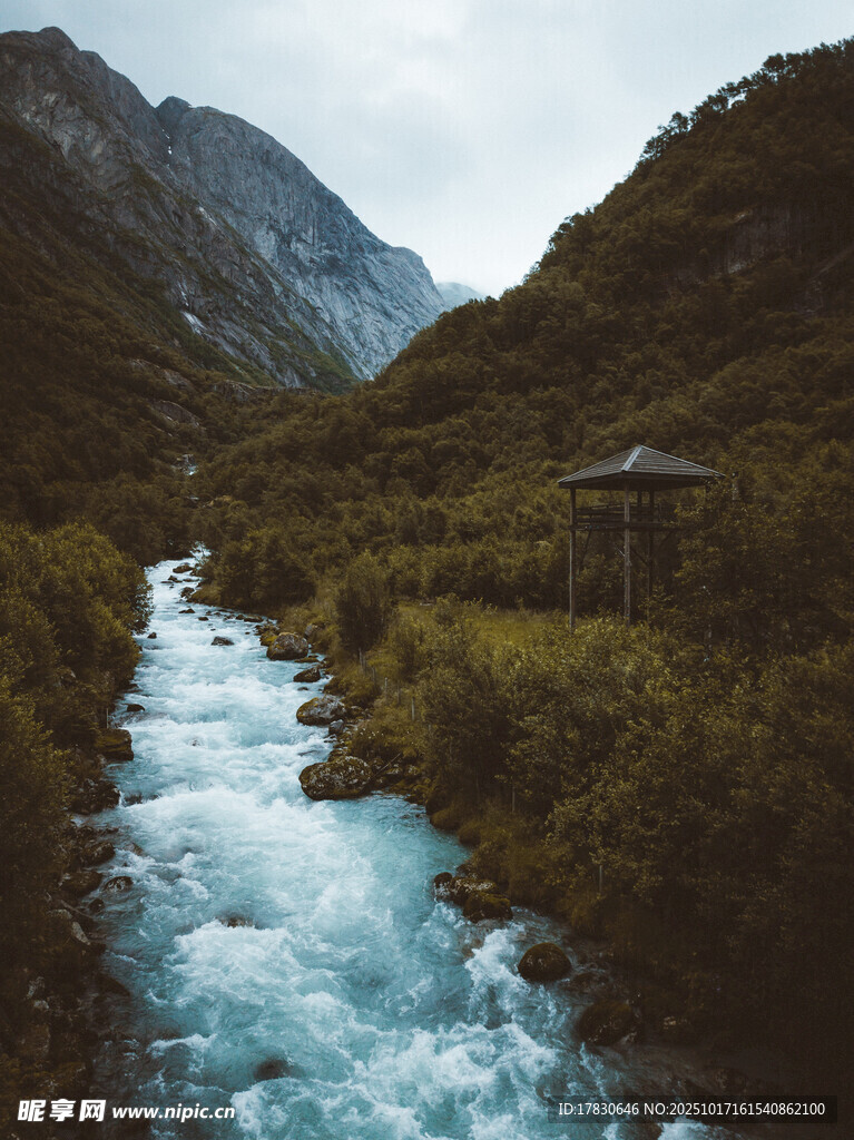 山间湍急溪流与古朴小屋