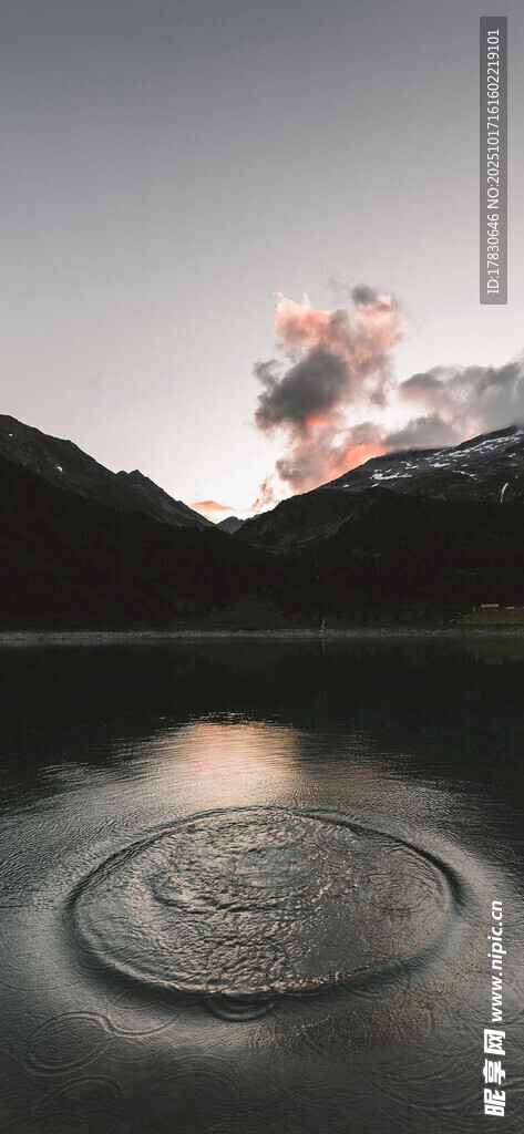 山间水畔的圆形独特景观
