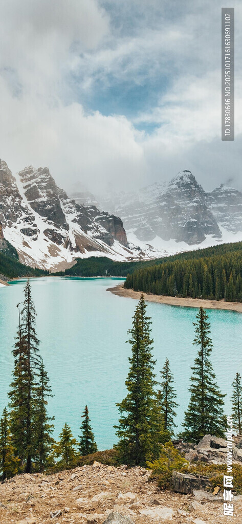 雪山下的幽蓝湖泊美景