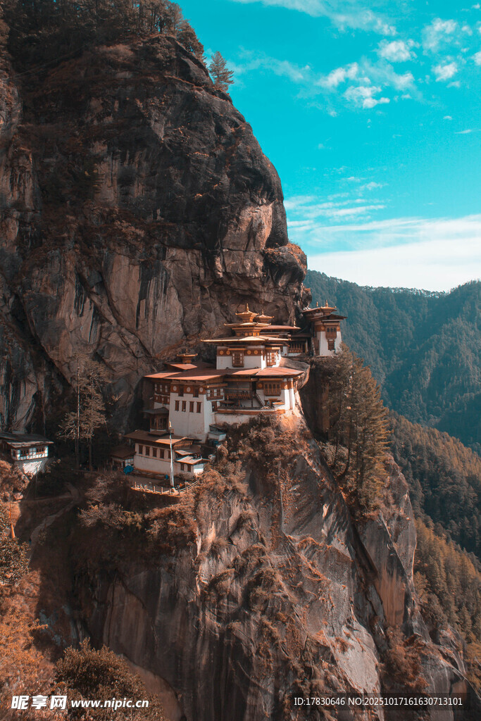 悬崖上的神秘古老寺庙