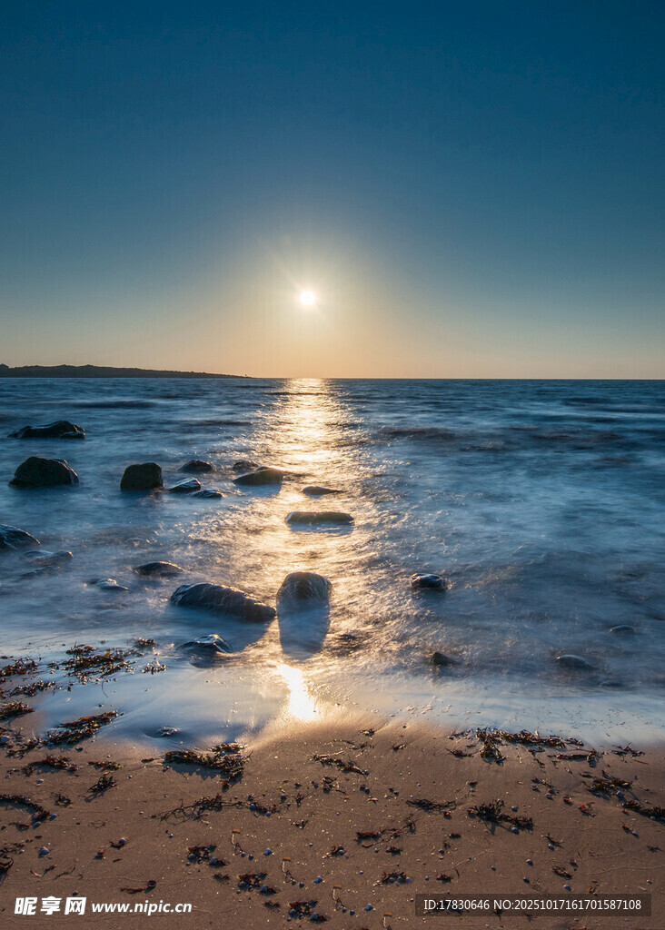 海边日落美景沙滩与海浪
