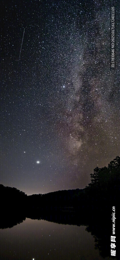 湖畔星空倒影静谧之美