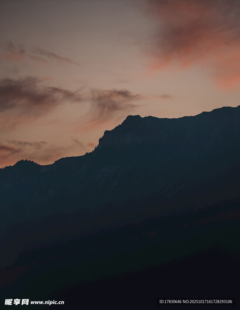 黄昏下的山峦剪影