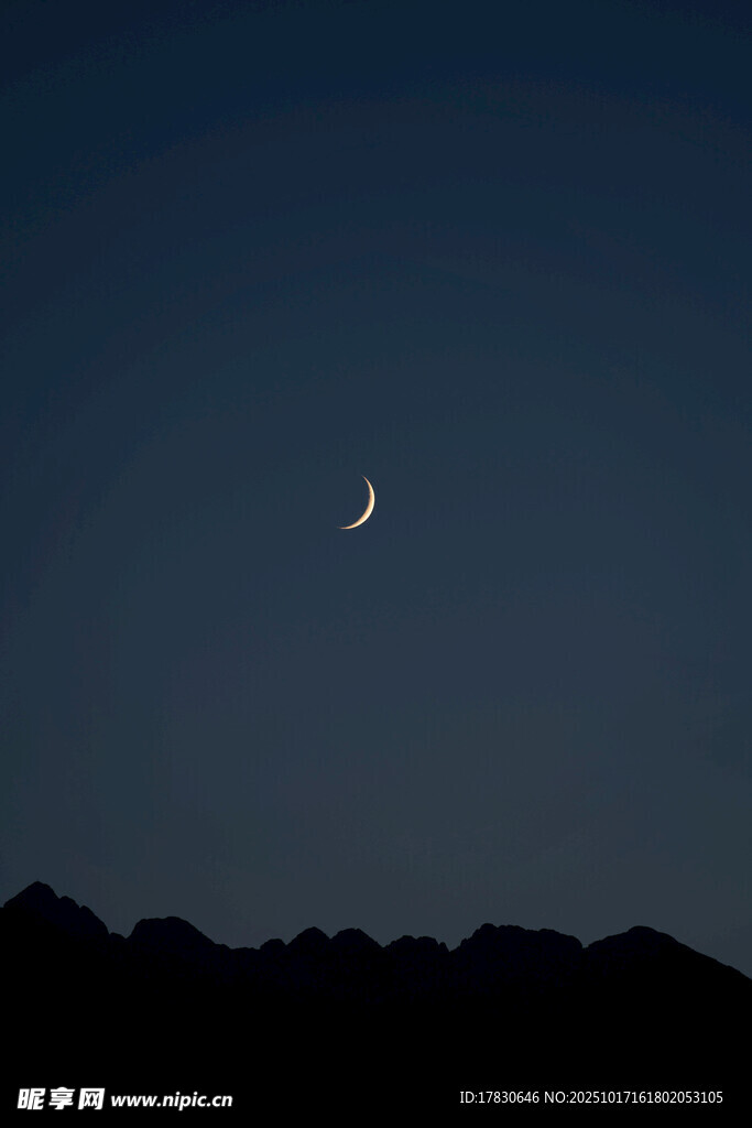 夜空下的弯月与山峦
