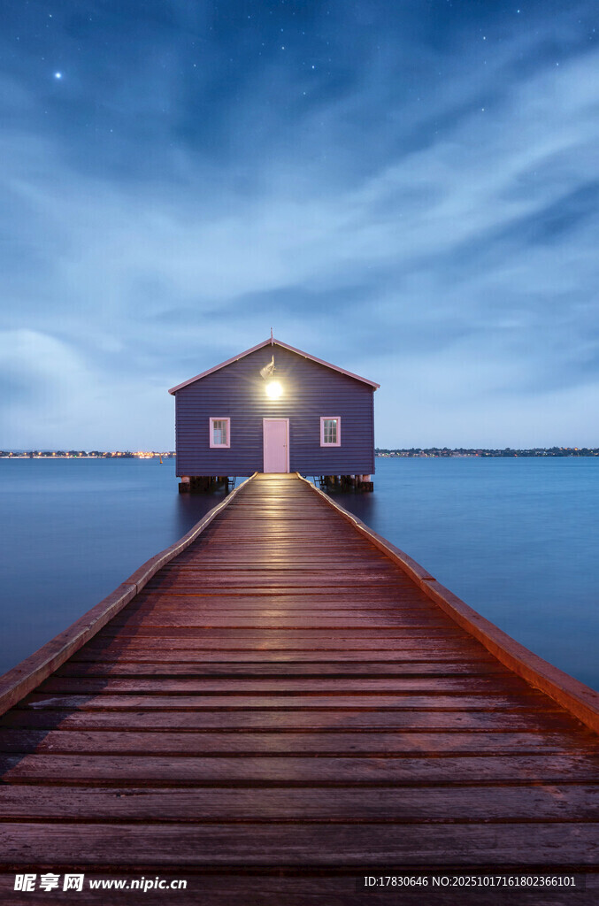 湖畔木屋栈桥夜景
