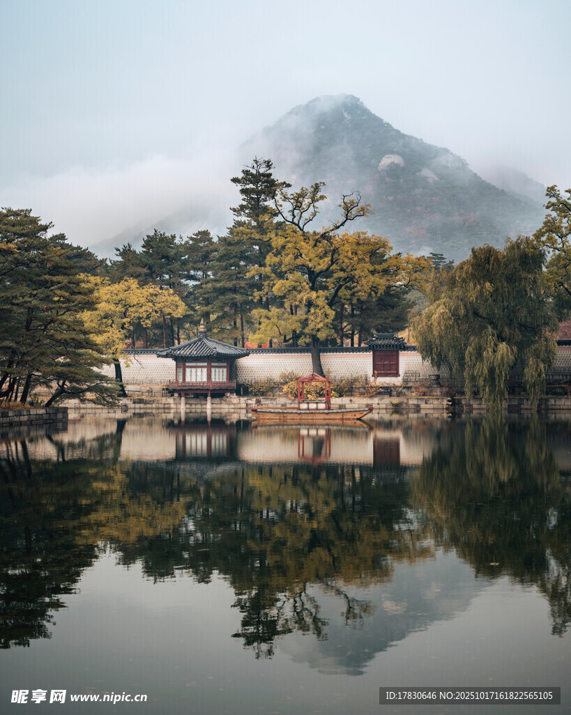 山水间的中式建筑倒影
