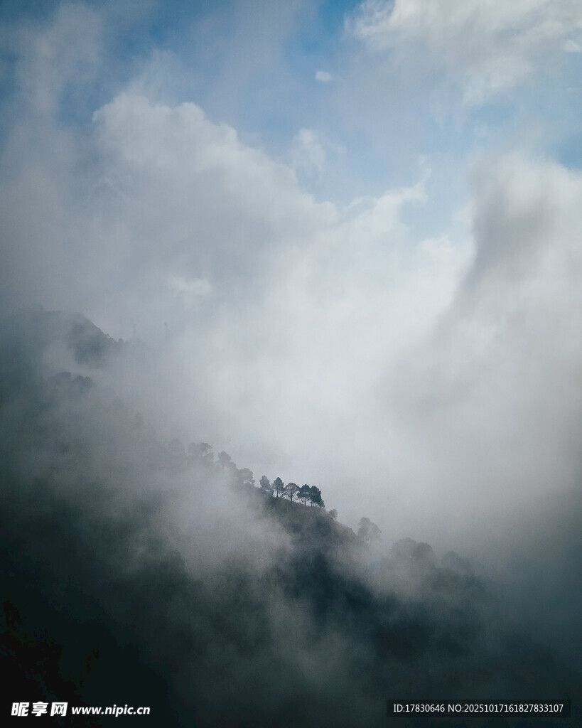 云雾缭绕中的山间景象