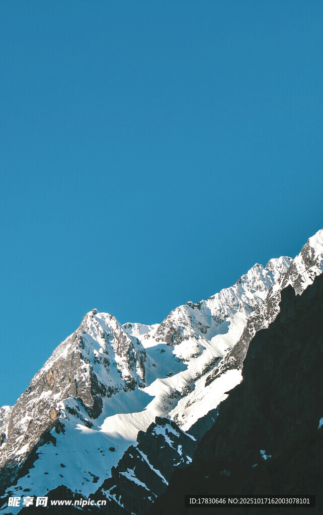 巍峨雪山映蓝天