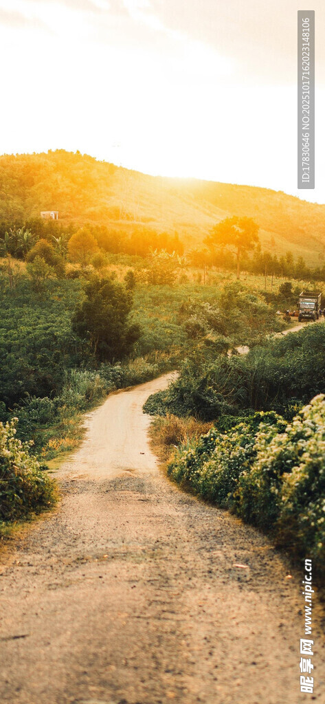 夕阳下蜿蜒的山间小路