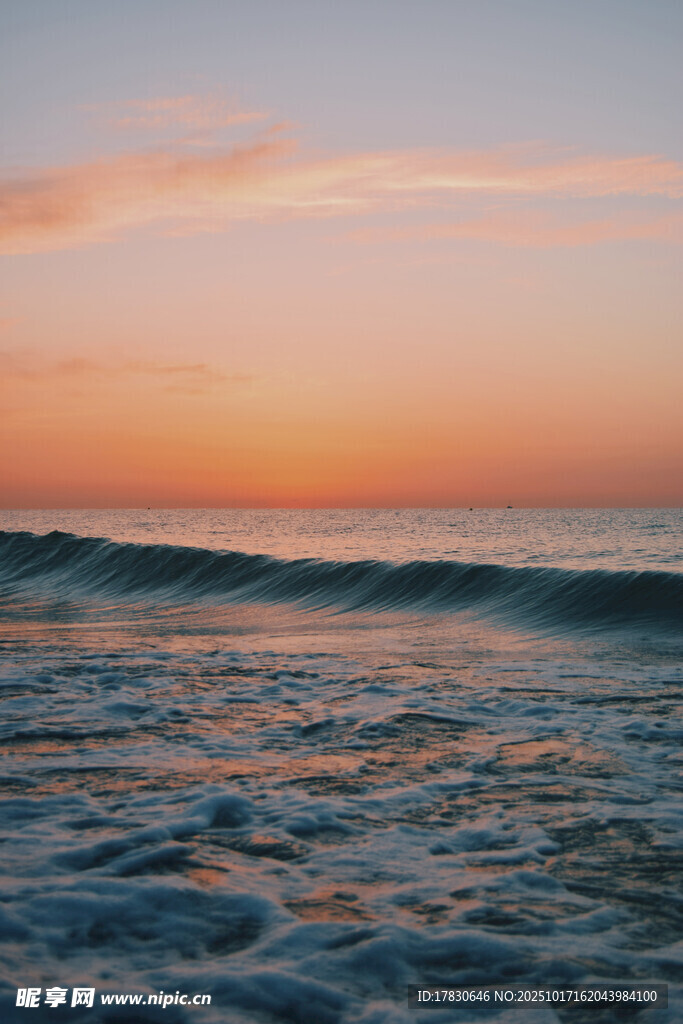 海边日落时的海浪美景
