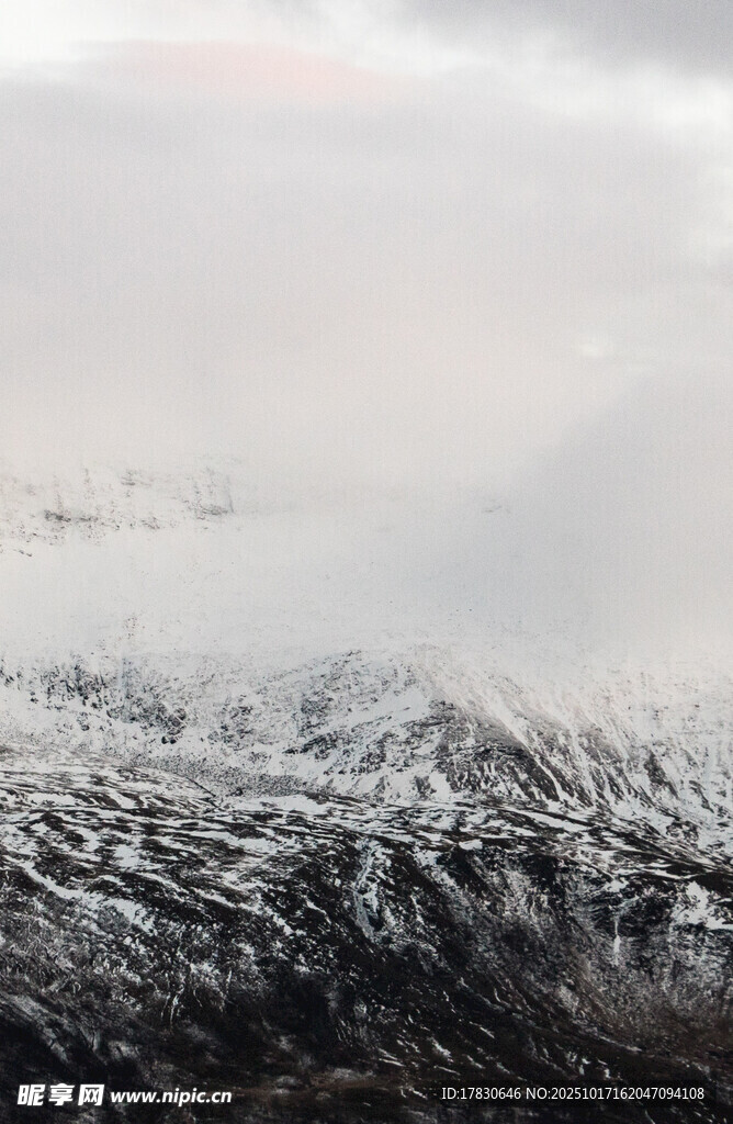 雪山云海壮丽自然景观