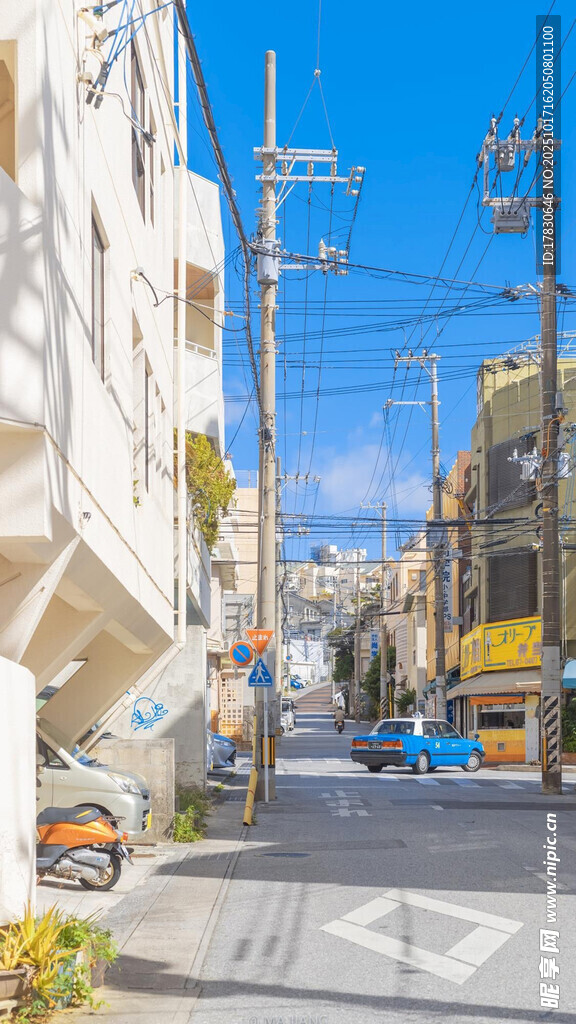 阳光照耀下的宁静街道