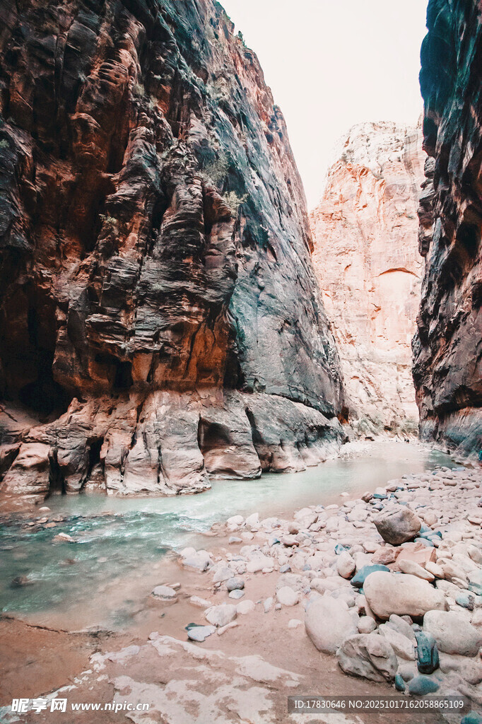 峡谷溪流间的自然美景