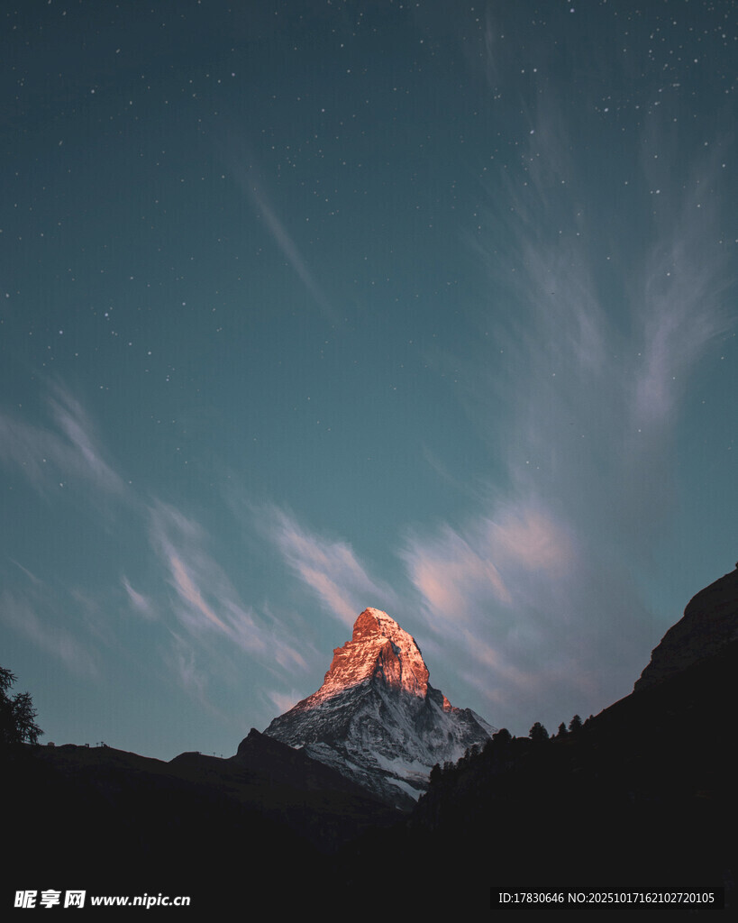 夕阳下的壮丽山峰