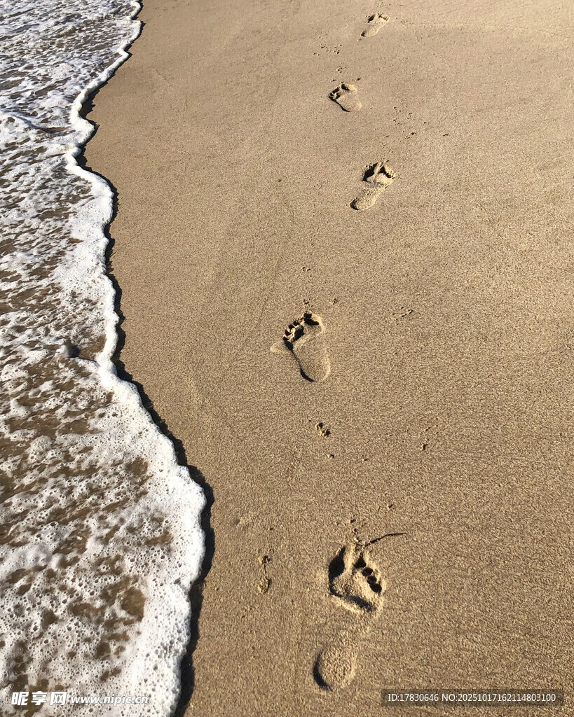 沙滩上的脚印与海浪