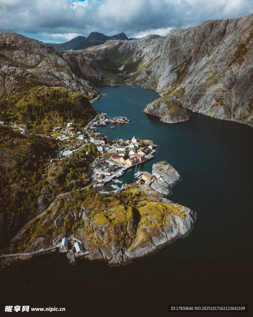 峡湾中的美丽村落