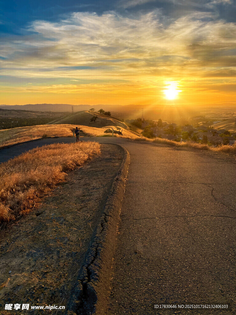 夕阳下的旷野公路