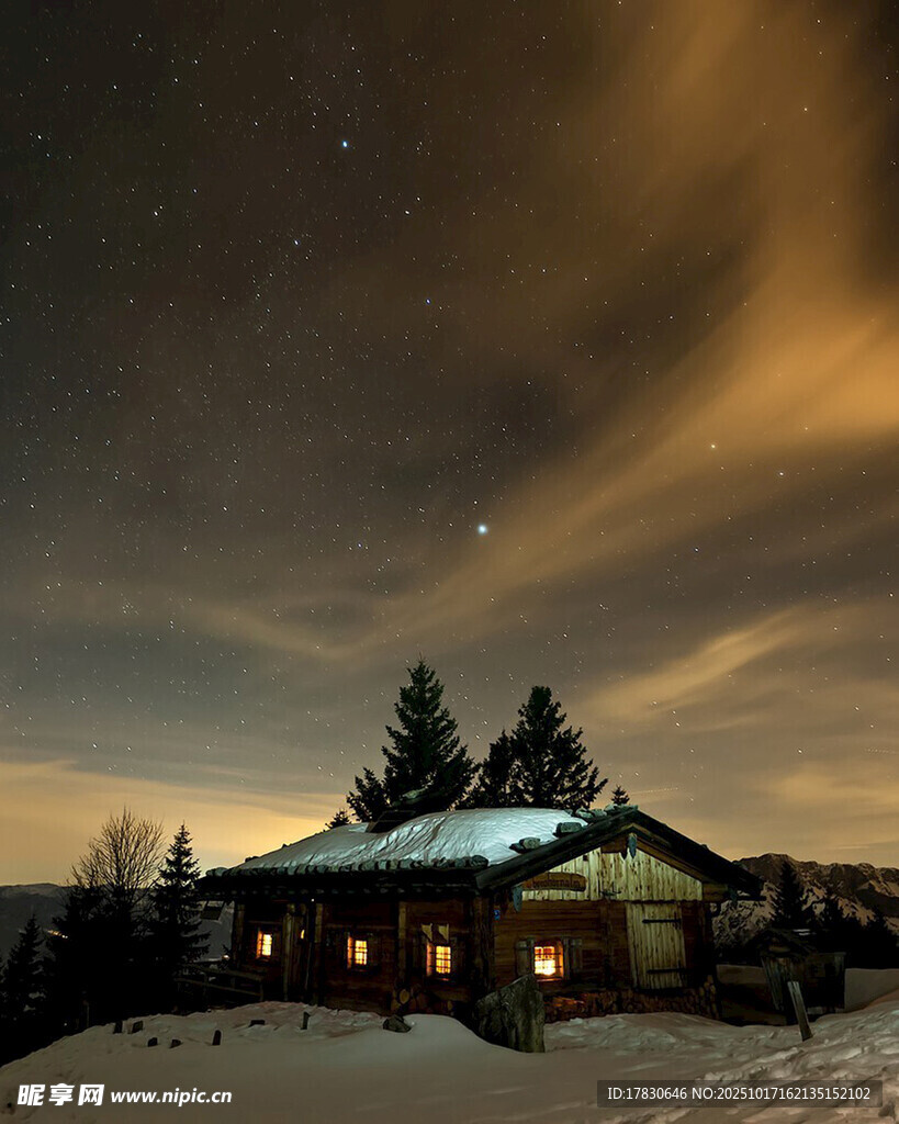 雪夜小屋的璀璨星空
