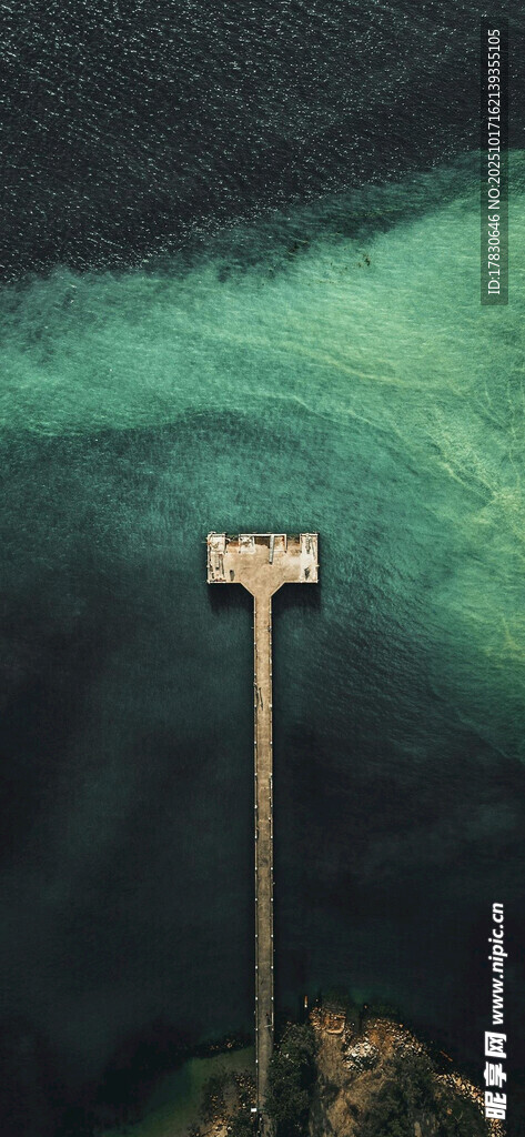海边灯塔矗立蔚蓝海面