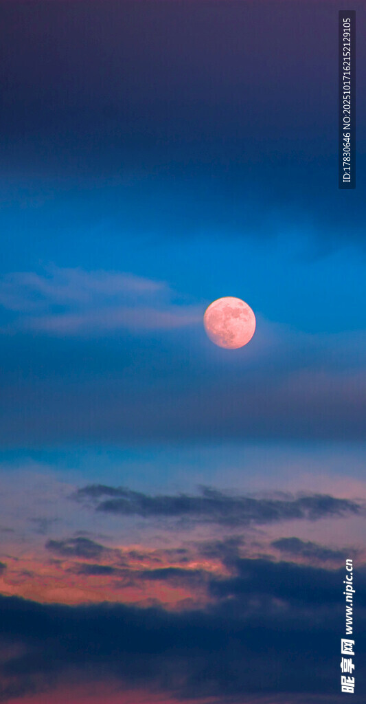 夕阳下的红月美景