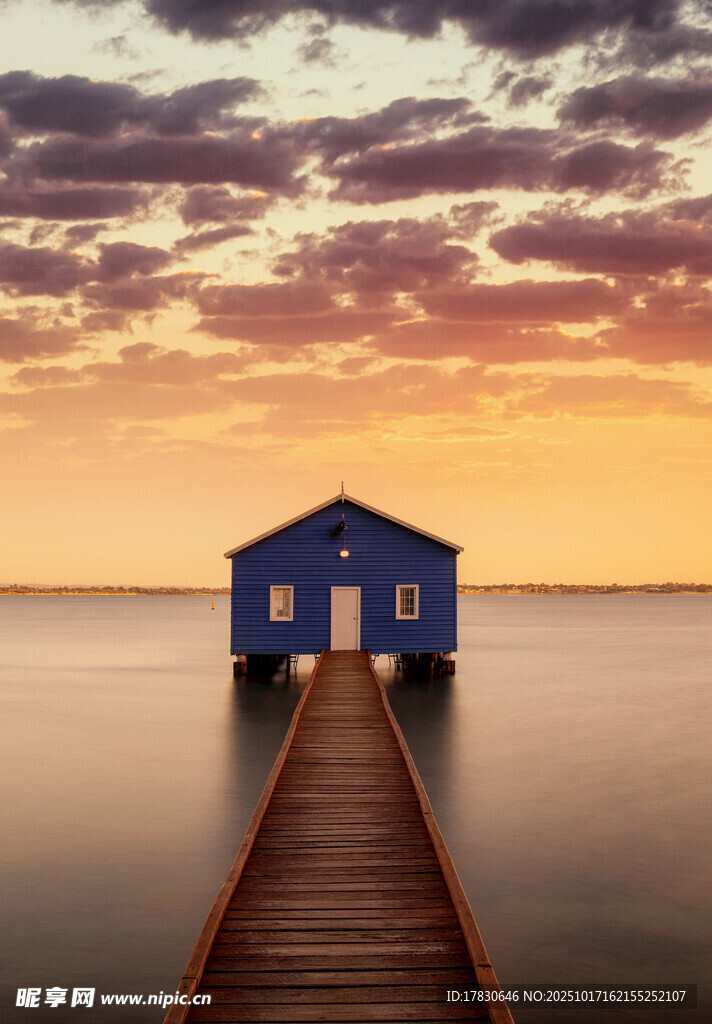 湖畔小屋静谧黄昏美景