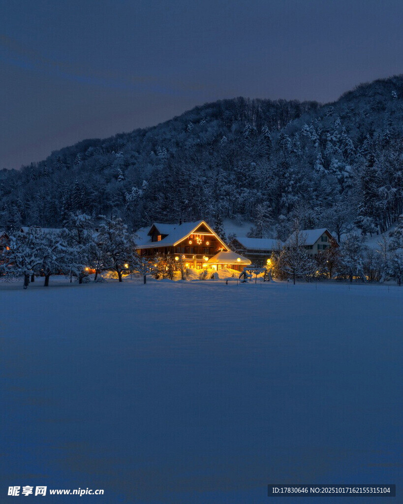 雪夜中的温馨山间小屋