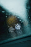 车窗上的雨滴