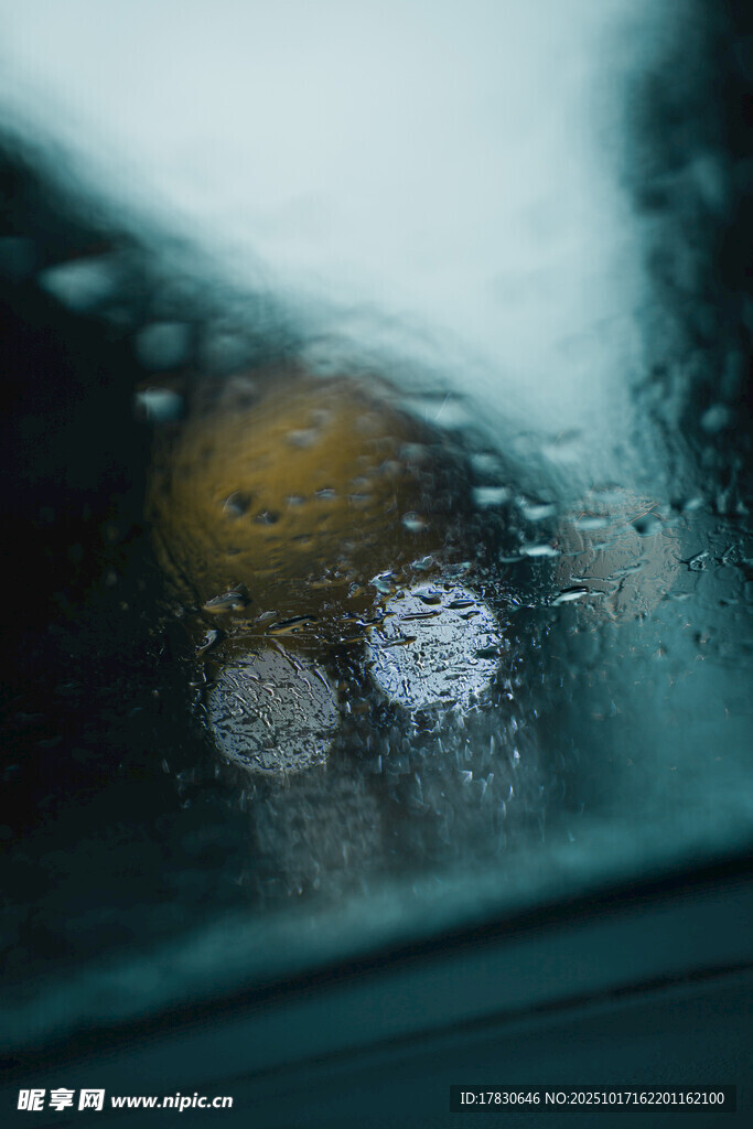 车窗上的雨滴