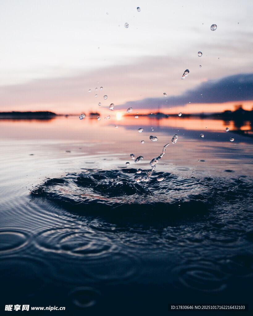 夕阳下湖面雨滴泛起涟漪